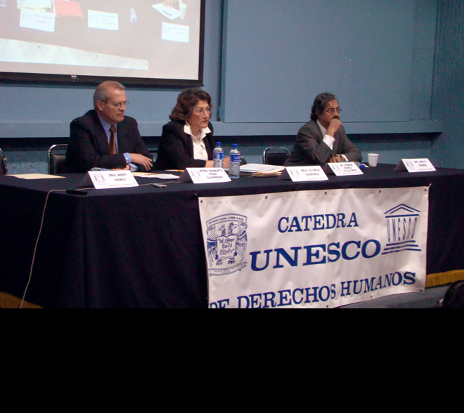Mtro. Roberto Peña Guerrero, FCPyS UNAM y Dra. Gloria Ramírez, Cátedra UNESCO DH y el Dr. Luis E. Gómez, CETMECS de la FCPyS-UNAM