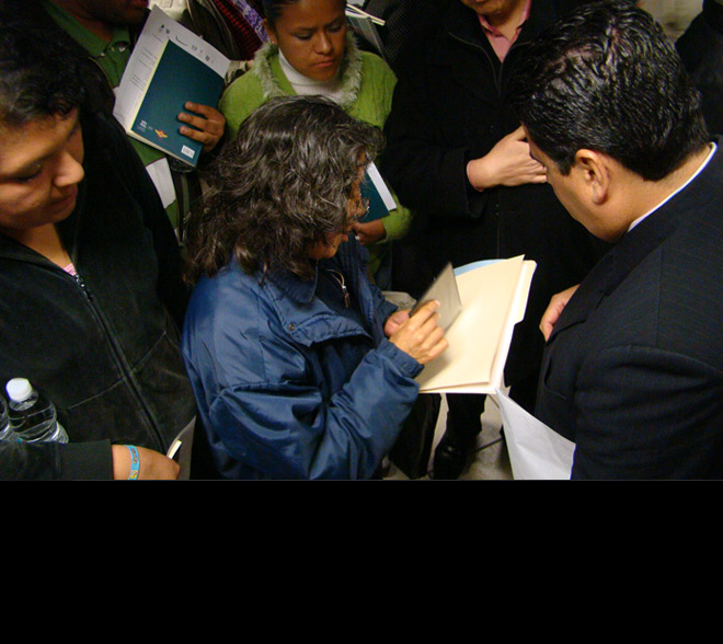 Una Maestra de Ecatepec entregando una petición especial para que sea atendida por el Relator