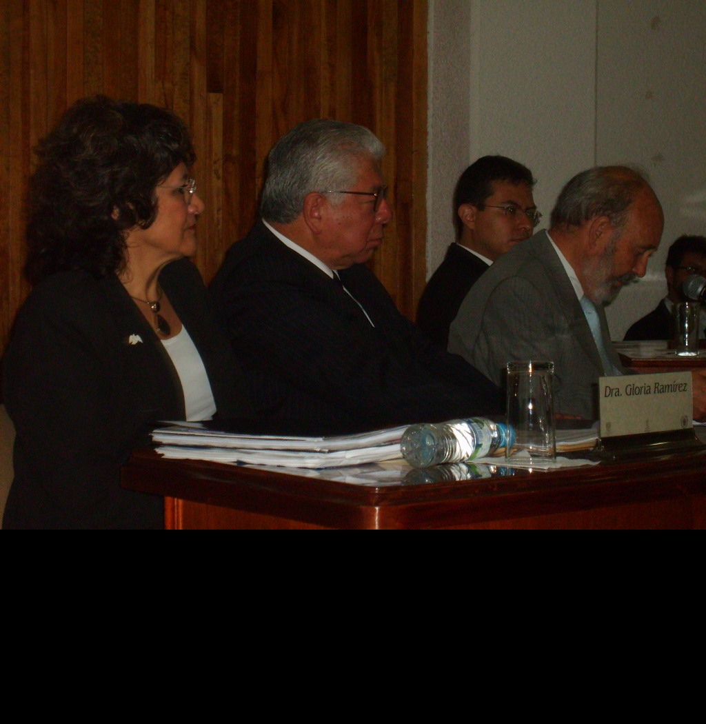 Dr. Carlos Serrano Sánchez (a la derecha de la Dra. Gloria Ramírez)